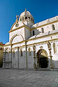 Sebenico, la cattedrale di S. Giacomo. Il portale dei leoni sul fianco nord della cattedrale aperto su trg Republike Hrvatske.