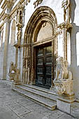 Sebenico, la cattedrale di S. Giacomo. Il portale dei leoni.