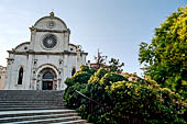 ibenik, Sebenico, la cattedrale di S Giacomo. Venendo dal lungomare, la scalinata ricurva che sale alla cattedrale.