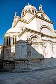 Sebenico, la cattedrale di S Giacomo. La parte absidale fasciata dalla cornice con 71 teste umane che l'hanno resa famosa.