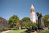 Spalato, statua di Gregorio di Nin e il campanile rinascimentale del monastero Benedettino.