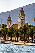 Trogir, Riva meridionale con i campanili del monastero di S. Domenico e di S. Michele.