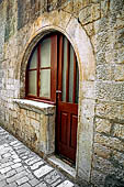 Trogir, l'ingresso di un negozio nella piazza principale. 