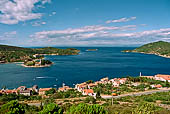 Isola di Vis - Panorama di Vis citt con la penisola di Pirovo. 