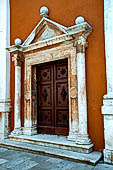 Zara, Chiesa di S. Simeone, portale laterale. 