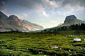 Brenta Settentrionale. Attraversando il campo di Flavona verso la Malga Flavona si hanno bellissimi scorci del Turrion Basso e del Termoncello.