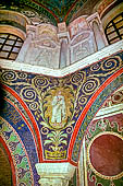 Ravenna - Il battistero Neoniano, decorazione del piano inferiore (418 d.C.).