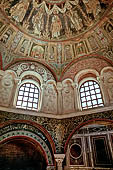 Ravenna - Il battistero Neoniano, il piano inferiore e il piano superiore con le finestre e parte della cupola (418 d.C.).