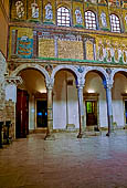 Ravenna. Basilica di S. Apollinare Nuovo ( VI sec.). Corteo delle vergini col porto di Classe, lato sinistro della navata.