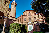 Ravenna - L'ingresso orientale di San Vitale, arricchito nel XVI secolo con un portale in marmi policromi. Sulla sinistra svetta il campanile, edificato nel Medioevo 