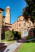 Ravenna - L'ingresso orientale di San Vitale, arricchito nel XVI secolo con un portale in marmi policromi. Sulla sinistra svetta il campanile, edificato nel Medioevo 
