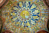 Ravenna - Il battistero Neoniano, mosaici della cupola con al centro il Battesimo di Cristo (418 d.C.).