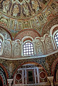 Ravenna - Il battistero Neoniano, il piano inferiore e il piano superiore con le finestre e parte della cupola (418 d.C.).