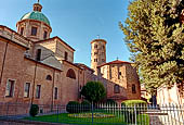 Ravenna - Il battistero Neoniano affiancato sulla sinistra dal Duomo di Ravenna