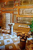 Ravenna. Museo Arcivescovile, ambone in marmo del VI secolo e capitelli del V secolo.