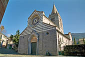Basilica di San Salvatore dei Fieschi (XIII secolo) (Lavagna). La facciata con le fasce alternate di ardesia e marmo bianco tipica stile romanico ligure. 