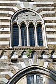 San Salvatore dei Fieschi (Lavagna) - Palazzo Comitale dei Fieschi (XIII secolo), quadrifora al di sopra della loggia. 