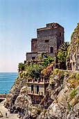 Le Cinque Terre. Monterosso a Mare, la torre Aurora (XVI sec) sul promontorio roccioso di Colle di San Cristoforo.