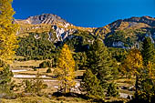 Sentiero naturalistico del Lucomagno (Svizzera). La valle del Brenno alle pendici del Piz Scopi.