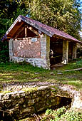 Lago di Piano, Val Menaggio. Antico lavatoio.