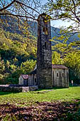 Lago di Piano, Val Menaggio. La chiesa di San Maurizio (X-XI sec) poco distante dalla cittadina di Porlezza. 