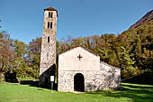 Lago di Piano, Val Menaggio. La chiesa di San Maurizio (X-XI sec) poco distante dalla cittadina di Porlezza. 