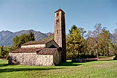 Lago di Piano, Val Menaggio. La chiesa di San Maurizio (X-XI sec) poco distante dalla cittadina di Porlezza. 