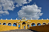 Izamal - Convent of San Antonio de Padua (XVI c). The convent stairway. 
