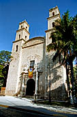 Merida - Calle 60, Iglesia del Jesus o de la Terceira Orden, built in 1618 by the Jesuits. It is one of Merida older buildings. In front of the church there is the little Parque de la Madre. 