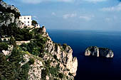 Capri - Qui siamo sui declivi del Pizzolungo che sovrastano lo scoglio del Monacane.