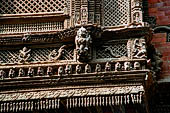 Kathmandu - Durbar Square. Hanuman Dhoka: Lohan Chowk. Detail of the carved wooden windows.