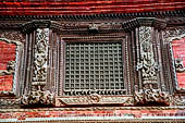 Kathmandu - Durbar Square. Hanuman Dhoka: Nasal Chowk. Detail of the carved wooden windows.