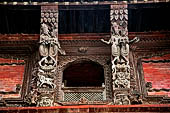Kathmandu - Durbar Square. Hanuman Dhoka: Nasal Chowk. Detail of the carved wooden struts.