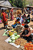 Orissa Koraput district - The weekly market of Ankadeli. 
