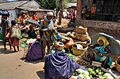 Orissa Koraput district - The weekly market of Ankadeli. 