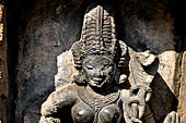 Hirapur - the Sixtyfour Yoginis Temple, detail of the head of Yogini n° 47 (clockwise) with a mukuta. 