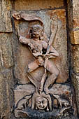 Hirapur - the Sixtyfour Yoginis Temple, Katyayani n 9 (clockwise), the deity is nude and holds a sword and a skull-cup. The attendant is absent. In the pedestal there are two jackals. 