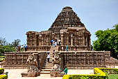 Orissa - Konarak - The Sun Temple. General view with the bhoga mandapa on the foreground. 