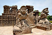 Orissa - Konarak - The Sun Temple, massive statues of Gajasimha lions-on-elephants flank the main steps leading to the bhoga mandapa 