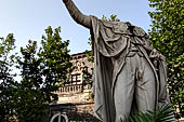 Catania - Palazzo Biscari, la statua acefala di Ferdinando di Borbone.