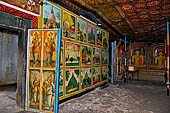 Mulkirigala cave temples - Third terrace. The Aluth Viharaya.