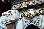 Mulkirigala cave temples - Details of the big oil lamp of the first terrace. 