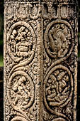 Polonnaruwa - The Atadage. Details of the carved pillars. 