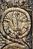 Polonnaruwa - The Atadage. Details of the carved pillars. 