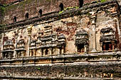 Polonnaruwa - The Lankatilaka.  Architectonic details of the wall decoration.