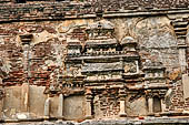 Polonnaruwa - The Lankatilaka.  Architectonic details of the wall decoration.