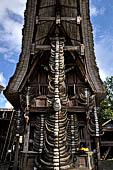 Pallawa - Traditional tongkonan house. The front of the house usually has a carved buffalo head and a collection of genuine buffalo horns. 
