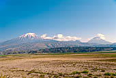 Dogubayaz�t, il Grande Ararat (B�yiik Agri) 5137 m, e il Piccolo Ararat (K�c�k Agr�) 3895 m. 
