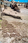 Dogubayazit, villaggio tradizionale ai piedi del Monte Ararat. Letame essiccato utilizzato come combustibile. 
