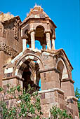 Isola di Akdamar. Chiesa della Santa Croce (X sec dc). Il campanile aggiunto n epoche successive sul lato meridionale della chiesa. 